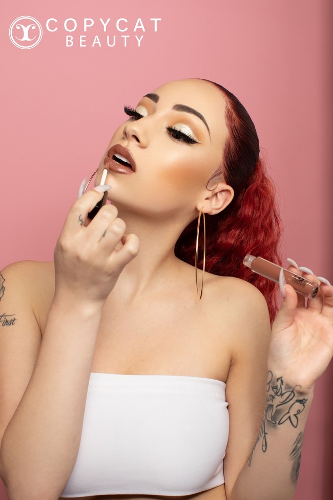 Produk dari sejumlah brand yang pernah ditiru Copy Cat Beauty di antaranya eyeshadow Urban Decay, lipstik M.A.C., Tarte hingga NARS. Foto: Instagram/@bhadbhabie