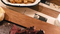 Teflon datar yang panas ini digunakan sebagai wadah penyajian steak. Wouw, steaknya terlihat enak dan pasti teksturnya lembut. Foto: Instagram@nadyaarina