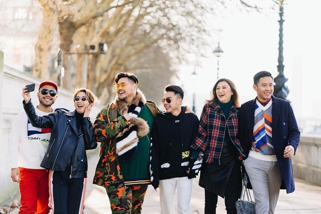 Inilah keceriaan Ivan Gunawan saat liburan akhir tahun bersama teman-temannya ke Belanda, London hingga Paris. Di antara teman-temannya itu salah satunya adalah asistennya AJA. Berdiri paling kiri mengenakan sweatshirt Tommy Hilfiger, AJA terlihat bergaya tak kalah mewahnya dengan Ivan Gunawan yang mengenakan jaket dan celana dari Valentino. Foto: Instagram @ ivan_gunawan