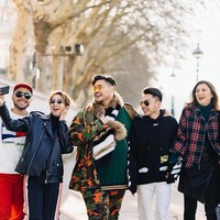 Inilah keceriaan Ivan Gunawan saat liburan akhir tahun bersama teman-temannya ke Belanda, London hingga Paris. Di antara teman-temannya itu salah satunya adalah asistennya AJA. Berdiri paling kiri mengenakan sweatshirt Tommy Hilfiger, AJA terlihat bergaya tak kalah mewahnya dengan Ivan Gunawan yang mengenakan jaket dan celana dari Valentino. Foto: Instagram @ ivan_gunawan