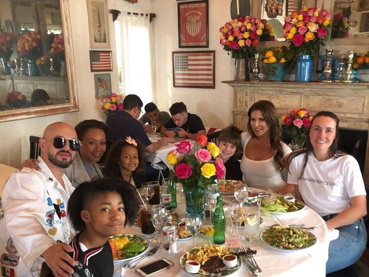 Heboh Jalani Operasi Kikis Miss V, Mel B Spice Girl Sering Kulineran Bareng Anak