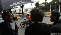 Massa juga mengangkat kasus penyiraman air keras yang terjadi kepada salah satu penyidik KPK yakni Novel Baswedan yang belum juga terungkap siapa dalangnya?