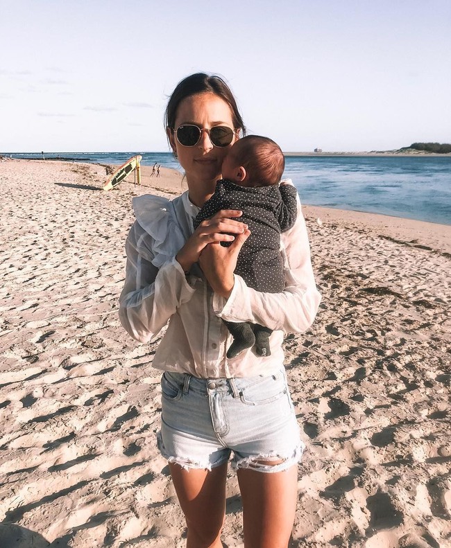 Ini masih empat kilogram lebih berat dari bobot tubuhku sebelum hamil. Timbangan benar-benar tidak berarti apa-apa karena berat badan didistribusikan secara berbeda melalui tubuh kita melalui pengalaman yang berbeda, imbuh Nicole. Foto: Instagram @nicoleknightt