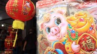 Berjalan sedikit dari Pasar Petak 9 menuju menuju Kali Mati, tak sedikit pedagang yang menjajakan aneka printilan terkait imlek seperti lampion, kertas angpao hingga kaos dan pakaian bertema babi (Randy/detikTravel)