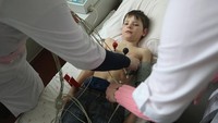 Ivan Dorochov (8) sedang bersiap menjalani elektrokardiogram untuk mengecek aktivitas alami jantungnya. Anak-anak yang lahir setelah bencana nuklir disebut ahli berisiko mengalami penyakit genetik hingga sistem imun yang lemah. (Foto: Sean Gallup/Getty Images)