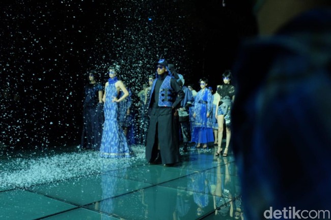 Desainer dari Indonesia sendiri sudah tiga tahun berturut-turut tampil di Harbin Fashion Week. Dia adalah Priyo Oktaviano yang tahun ini kembali tampil di Harbin Fashion Week. Priyo mengungkapkan bahwa ada keunikan tersendiri menggelar fashion show di Harbin karena kota ini penuh salju yang dinginnya bisa mencapai minus 20. Foto: Kiki Oktaviani/Wolipop