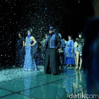 Desainer dari Indonesia sendiri sudah tiga tahun berturut-turut tampil di Harbin Fashion Week. Dia adalah Priyo Oktaviano yang tahun ini kembali tampil di Harbin Fashion Week. Priyo mengungkapkan bahwa ada keunikan tersendiri menggelar fashion show di Harbin karena kota ini penuh salju yang dinginnya bisa mencapai minus 20. Foto: Kiki Oktaviani/Wolipop
