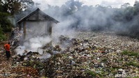 Sampah nampak menumpuk di kawasan sekitar Sungai Citarum Lama, Margaasih, Kabupaten Bandung, Jawa Barat, Kamis (17/1/2019). Pool/Dok.Detikcom/Satria Nandha.