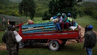 Walikota pun menyadari dan tahu bagaimana kehidupan masyarakat di desa-desa yang dipimpinnya. Namun karena masalah biaya, pembangunan akses harus tertunda. (Andres Martinez Casares/Reuters)tt