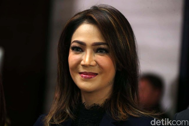 Pada Januari 2017 silam, Ira juga ditunjuk sebagai moderator debat Cagub DKI. Kala itu, wanita bernama lengkap Dwi Noviratri Koesno ini muncul dalam balutan busana semi formal. Ia memakai atasan dan high-waisted jeans hitam yang dipadu dengan blazer coklat.  Foto: Rengga Sancaya