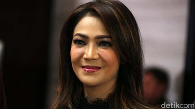 Pesona Ira Koesno Kawal Debat Capres Perdana