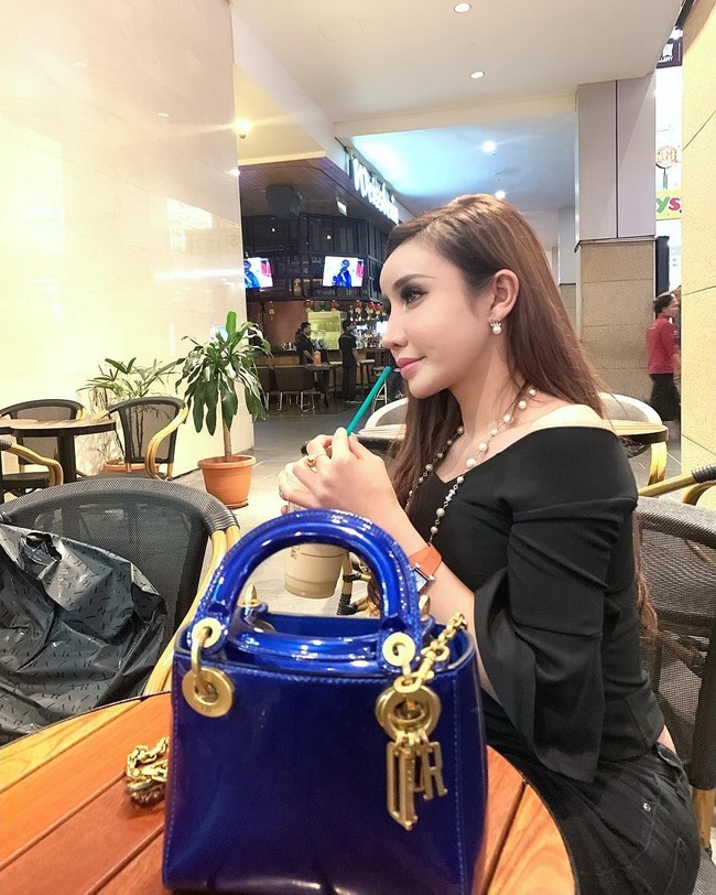 Ketika kamu mengumumkan akan berubah, aku adalah salah satu orang yang paling bahagia dengan keputusan itu. Yang pasti itu telah membuat orangtuamu senang. Tapi laut tidak selalu tenang. Aku mengerti dan mengetahui banyaknya tekanan yang kamu terima dengan usahamu mempertahankan imej baru, tambah ZUlkifli. Foto: Instagram @safieyillias94