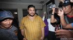 Diperiksa Polisi, Asisten Ivan Gunawan Tutupi Wajahnya