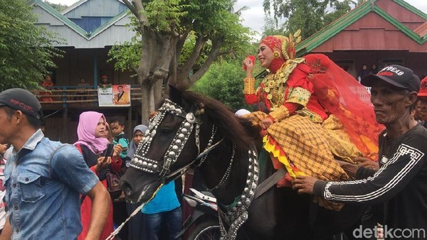 Foto: Penunggang Cantik dan Tradisi Kuda Menari di Sulbar