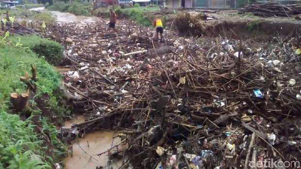 Ngeri! Penampakan Sampah Menutupi Badan Sungai di Kudus