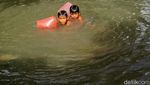 Gaya Anak-anak Berenang di Air Kotor Kali Sipon