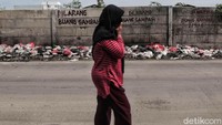 Gunungan sampah itu juga menimbulkan bau tidak sedap.