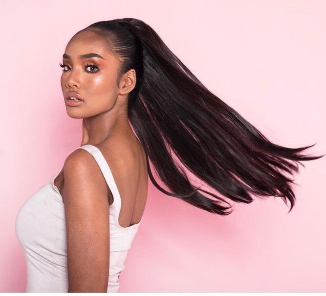 Setelah sang ibu berkomentar di Facebook, Haneesya akhirnya berbicara ke publik setelah dia resmi mengembalikan mahkota dan selempang kemenangannya. Foto: Instagram @haneesyahanee