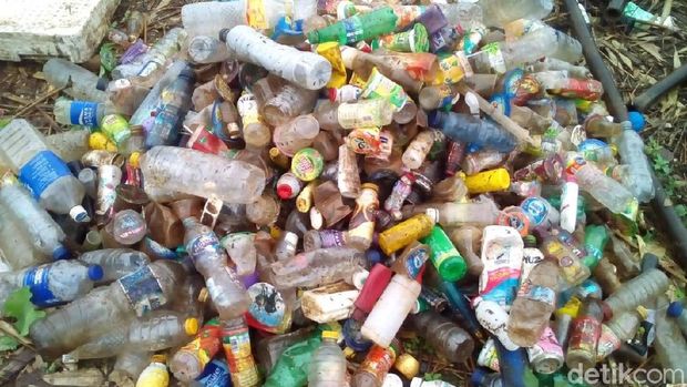 Ngeri! Penampakan Sampah Menutupi Badan Sungai di Kudus