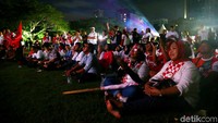 Saat debat itu dimulai, massa tenang menyaksikan debat tersebut.