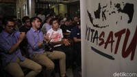 Komunitas pendukung Capres dan Cawapres baik kubu 01 dan 02 duduk bersama menyaksikan acara debat.