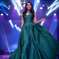 Menurut editor Majalah Remaja Faiz Aimman, seperti dikutip dari Malay Mail, Haneesya dicopot gelarnya sebagai pemenang Dewi Remaja setelah panitia penyelenggara melakukan investigasi atas laporan dari sejumlah pihak mengenai pelanggaran yang dilakukan sang juara. Haneesya disebut tertangkap kamera video sedang clubbing di sebuah klub malam bersama dua finalis Dewi Remaja lainnya. Mereka disebut-sebut berperilaku liar saat clubbing. Foto: Instagram @haneesyahanee