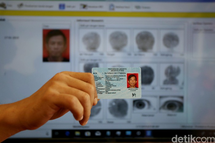 Mendagri bersama Kemenkum HAM melakukan rekam cetak e-KTP di lapas dan rutan serentak di Indonesia.