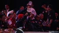 Para pendukung Paslon 01 meneriakan yel-yel.