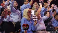 Desi Ratnasari ikut menyaksikan debat ini.