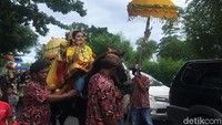 Jangan khawatir, soalnya pada sisi kiri dan kanan kuda menari, terdapat masing-masing dua pria dewasa yang bertugas memegangi pundak wanita penunggang kuda. Oleh warga mereka biasa disebut dengan istilah passarung. (Abdy Febriady/detikTravel)