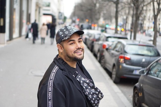 Ivan Gunawan yang dikenal sebagai presenter dan desainer itu tampil stylish serba hitam di Paris. Dia memadukan jaket Michael Kors dengan fanny pack dan topi dari brand asal Jerman, MCM. Foto: Instagram @ ivan_gunawan