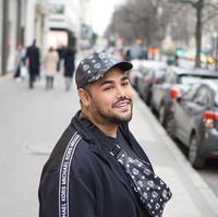 Ivan Gunawan yang dikenal sebagai presenter dan desainer itu tampil stylish serba hitam di Paris. Dia memadukan jaket Michael Kors dengan fanny pack dan topi dari brand asal Jerman, MCM. Foto: Instagram @ ivan_gunawan