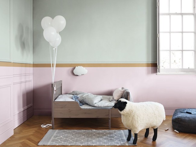 Kamar anak perempuan biasanya sengaja dibuat feminin. Warna kecokelatan itu pun bisa diterapkan sebagai aksen garis yang membuat ruangan semakin manis. Foto: Dulux