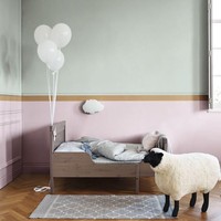 Kamar anak perempuan biasanya sengaja dibuat feminin. Warna kecokelatan itu pun bisa diterapkan sebagai aksen garis yang membuat ruangan semakin manis. Foto: Dulux