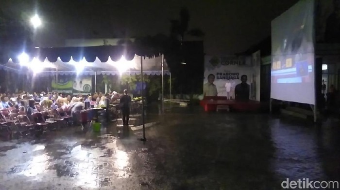 Di Bawah Hujan, Pendukung Prabowo-Sandi Bertahan Nobar Debat Capres