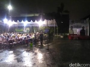 Di Bawah Hujan, Pendukung Prabowo-Sandi Bertahan Nobar Debat Capres