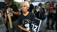 Maria Catarina Sumarsih, ibunda dari Benardinus Realino Norma Irawan (Wawan) mahasiswa Universitas Atma Jaya yang tewas dalam peristiwa Semanggi I saat melakukan aksi kamisan ke-570 di depan Istana Merdeka, Jakarta, Kamis (17/1/2019).