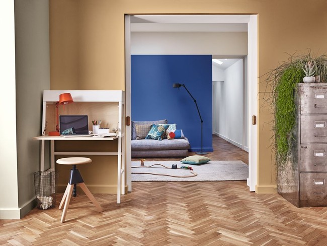 Diana menyarankan agar pemakaian warna Spiced Honey bisa dilakukan di tiga sisi. Dalam hunian, sebuah ruangan punya empat sisi (dinding), dengan lantai dan ceiling jadi ada enam. Warna ini bisa diterapkan di tiga sisi, misalnya dua dinding dan satu ceiling atau satu dinding dan tiga jendela juga akan menarik, kata Diana. Berikut adalah contohnya. Foto: Dulux