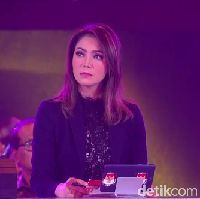 Sudah menginjak usia 52 tahun, Ira Koesno masih berpenampilan bak ABG. Ira Koesno sendiri merupakan salah satu jurnalis yang cukup terkenal di Indonesia. Namanya mulai banyak dikenal usai Ira menjadi moderator pada debat pertama Pilpres 2019. Foto: Screenshot detikfoto