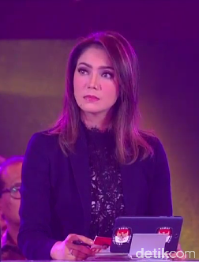 Sudah menginjak usia 52 tahun, Ira Koesno masih berpenampilan bak ABG. Ira Koesno sendiri merupakan salah satu jurnalis yang cukup terkenal di Indonesia. Namanya mulai banyak dikenal usai Ira menjadi moderator pada debat pertama Pilpres 2019. Foto: Screenshot detikfoto