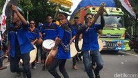Tabuhan musik rebana menambah kemeriahan festival yang oleh warga setempat juga dikenal dengan istilah Sayyang Pattudu (Kuda Menari). (Abdy Febriady/detikTravel)
