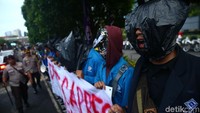 Massa yang awalnya berada di jalan kemudian diminta pindah ke atas trotoar. Mereka pun berorasi menuntut calon presiden adu gagasan di ruang akademik.