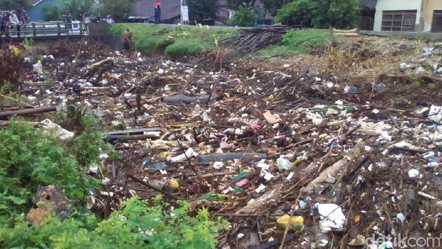 Ngeri! Penampakan Sampah Menutupi Badan Sungai di Kudus