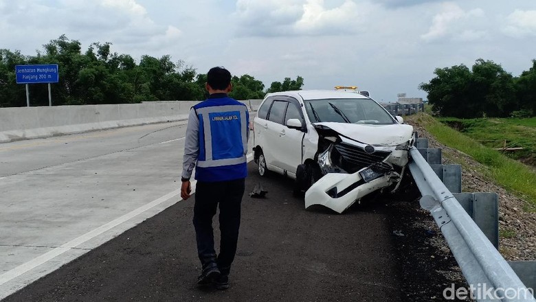 Pecah Ban karena Ngebut MPV Tabrak Pembatas Jalan Tol Nganjuk 