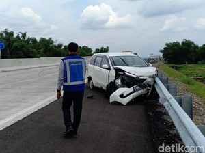 Pecah Ban karena Ngebut, MPV Tabrak Pembatas Jalan Tol Nganjuk