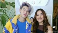 Mawar De Jongh bersama Julian Jacob saat ditemui di kawasan Gunawarman, Jakarta Selatan pada Rabu (16/1). Pool/Ismail/detikFoto.