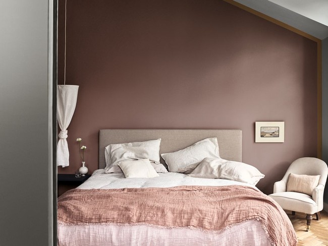 Saat ingin memberi sentuhan hangat warna Spiced Honey bisa ditambahkan di kamar tidur hanya di beberapa bagian, misalnya kasur dan lantai.  Foto: Dulux