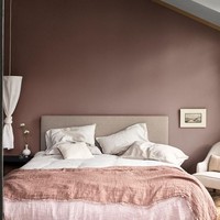 Saat ingin memberi sentuhan hangat warna Spiced Honey bisa ditambahkan di kamar tidur hanya di beberapa bagian, misalnya kasur dan lantai.  Foto: Dulux