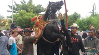 Saat melihat kuda yang ditunggangi dua wanita cantik berjingkrak tinggi, dijamin akan membuat penonton berdecak kagum. (Abdy Febriady/detikTravel)