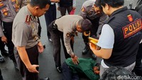 Tak mampu melepaskan diri saat akan dibawa ke rumah sakit pria yang mengaku berusia 1719 tahun itu pun pura-pura pingsan.